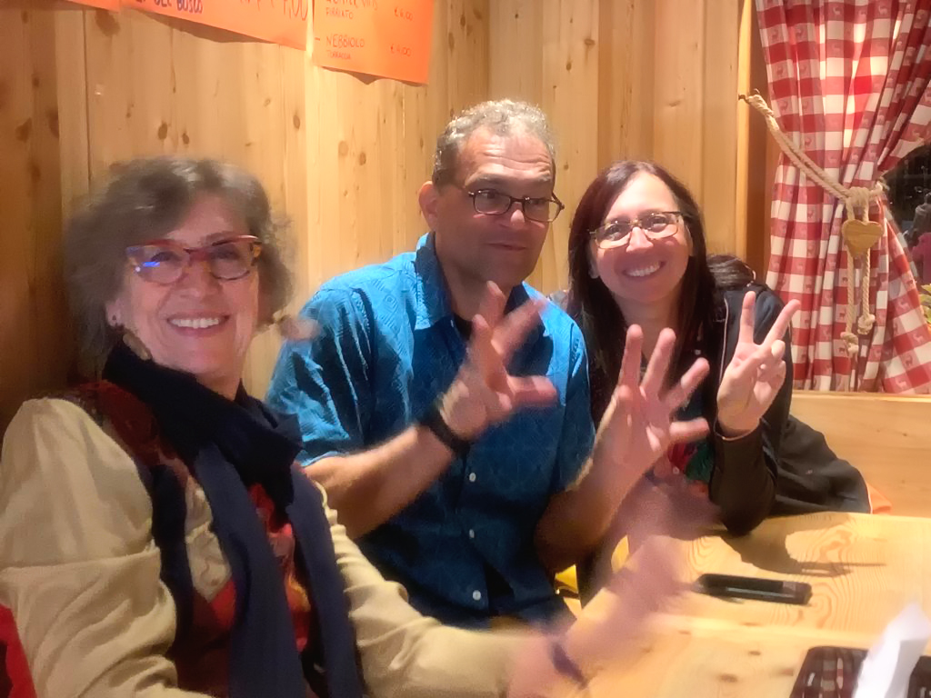 I tre membri della compagnia Fiori di Cappero: Giuliana Briziarelli, Claudia Bressan e Fabio De Zottis, protagonisti dello spettacolo Le Seduzioni della Montagna.